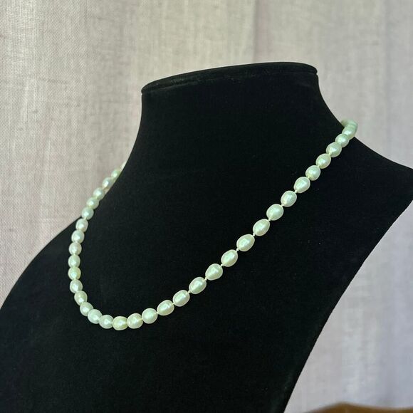 Vintage 19" Freshwater Pearl Necklace with 14K Gold Hook Clasp Hand Knotted - Picture 3 of 7